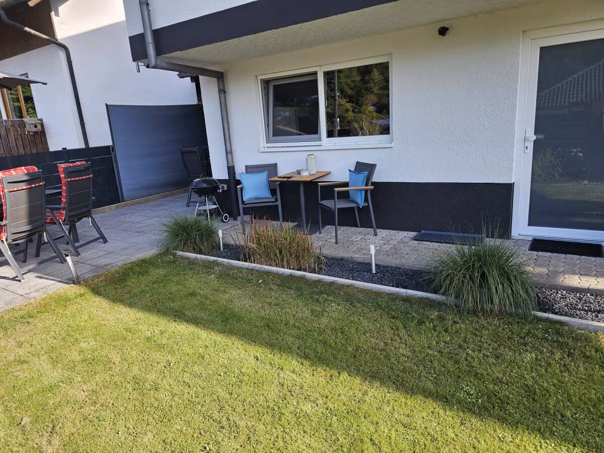 Überdachte Sitzgelegenheit auf der Terrasse
