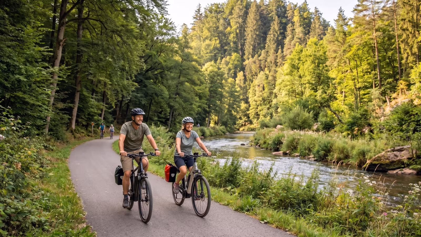Paar beim gemütlichen Radeln entlang der Wieslauter